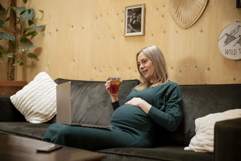 Young Pregnant Woman Work Min 1 1024x683.Jpg
